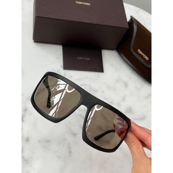 NEW Tom Ford Clint TF1066 Mask Sunglasses in Black - Picture 2 of 5